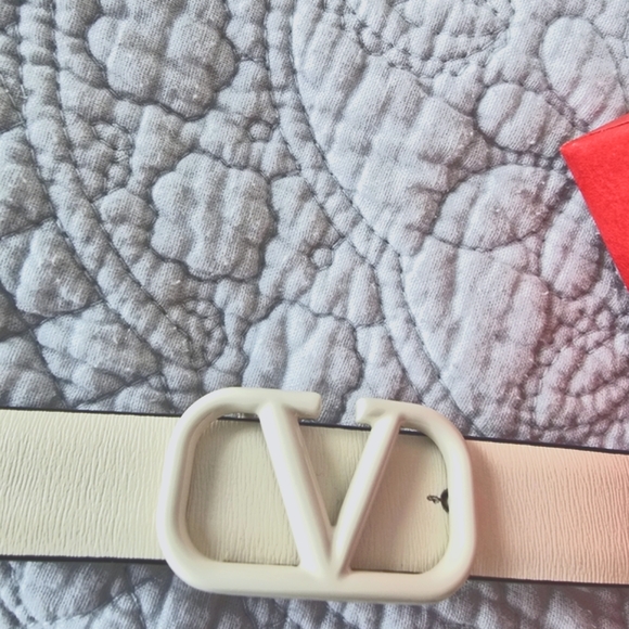 Valentino Garavani V-Logo Buckle Belt size 85 cm. Worn Once! - Picture 1 of 8